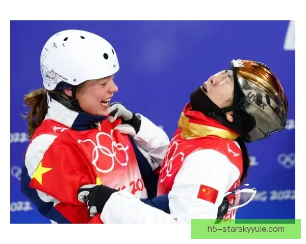 冬奥赛场冠军夫妇温情相拥瞬间